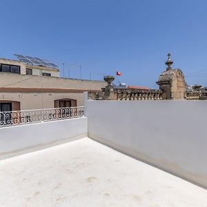 Town House In The Heart Of Luqa - Close To Malta International Airport Apartment Exterior photo