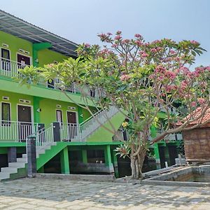 Oyo Life 92919 Kost Wijaya Kusuma Lake Syariah Hotel Madiun Exterior photo