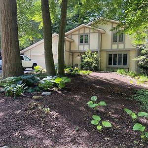 Classic Home In The Waukazoo Woods Holland Michigan Exterior photo