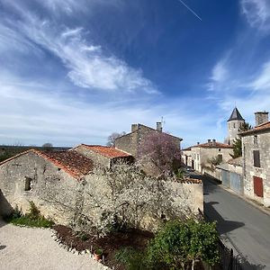 Maison Dix Tusson Bed & Breakfast Exterior photo