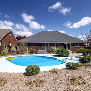 Spacious Derby Home With Hot Tub Louisville Exterior photo