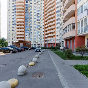 Large 2 Room Apartment With A Beautiful View 2 Min Metro Chernigivska Kyiv Exterior photo