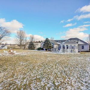 Elegant Pataskala Home With Hot Tub And Fire Pit! Exterior photo