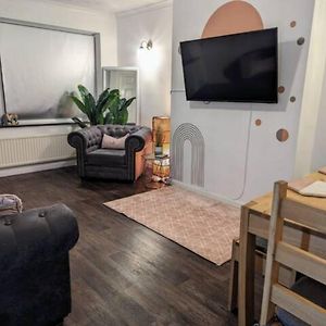 3 Bedroom House By The Cosy Corner Short Lets & Serviced Accommodation Greater Manchester With Free Parking, Free Wifi, Private Grden & Hospital Bolton Exterior photo