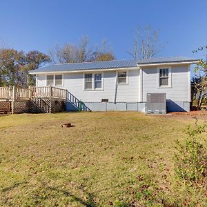 Remote Grove Hill Cottage With Deck! Exterior photo