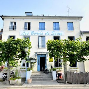 Logis Hotel & Restaurant - Les Bords De Seine La Roche-Guyon Exterior photo