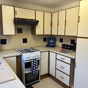 Kb99 Comfy 2 Bedroom House In Horsham, Pets Very Welcome With Easy Links To London And Gatwick Exterior photo