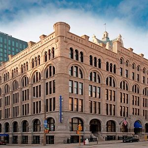 Hilton Garden Inn Milwaukee Downtown Exterior photo