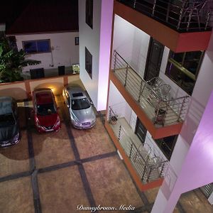 Executive Three Bedroom Furnished Apartment Accra Exterior photo