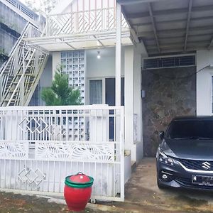 Wangi Pinus Homestay Batu  Exterior photo