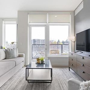 Landing Modern Apartment With Amazing Amenities Vancouver Exterior photo