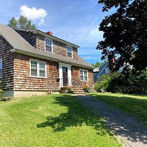 Beautiful Home In Orono, Next To University Exterior photo