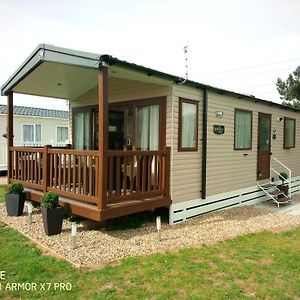 Relax In Stag Lodge At Caldecott Hall Park Norfolk 4 Berth Undercover Terrace Great Yarmouth Exterior photo