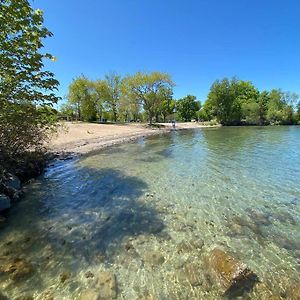 Cottage Right Across Lake Simcoe In Innisfil Exterior photo