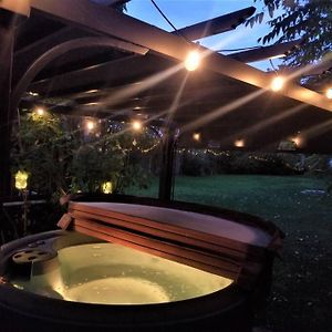 Kosecki Kottage - Hot Tub, Sundeck, Firepit & More Port Burwell Exterior photo