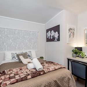 Classic Queen Room - Close To Airport & Eateries - Shared Bathroom Sydney Exterior photo