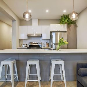 Explore Montreal From Sleek Contemporary Apartment By Den Stays Room photo