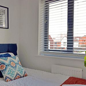 Townhouse In Ebbsfleet Sleeps 9 With Free Parking Villa Greenhithe Room photo