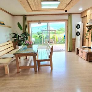 Tree House Guesthouse Jeju Exterior photo