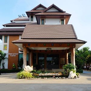 Chaophayathara Riverside Hotel Chainat Exterior photo