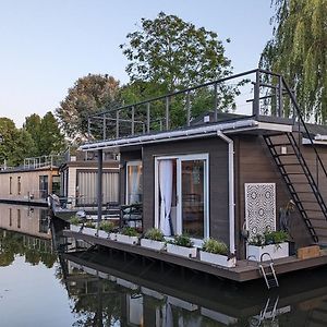 Tamanzi Taggs-Floating Home On Idyllic Island Hampton Exterior photo