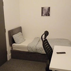 Single Room With Private Bath Free Street Parking Near Lfc Liverpool Exterior photo