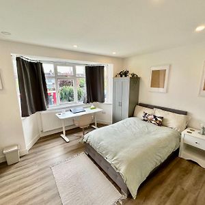 Delightful Studio In Wimbledon Apartment Raynes Park Exterior photo