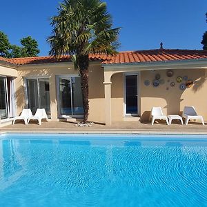 Gite Calme: Tranquil Stay with Pool and High-Speed Wi-Fi Le May-sur-Evre Exterior photo