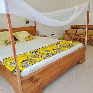 Chez Marie Line Bed & Breakfast Cotonou Exterior photo