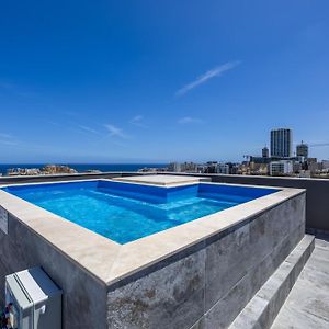 Luxury Duplex 1Bd Penthouse With Large Rooftop Terrace And Pool - Open City And Sea Views - Close To St Julian'S & Sliema Apartment Pembroke Exterior photo