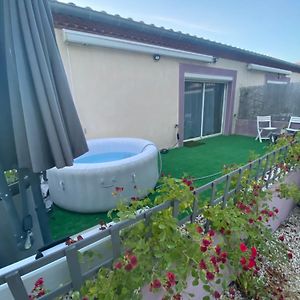 Logement Type F2 Dans Propriete Viticole Avec Jaccuzi Villa Montbazin Exterior photo