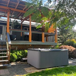 An Oasis Hidden In Plain Site Central Guesthouse Peaceful Gardens Waterfall Hot Tub 3 Well Appointed Luxurious Microsuites Central Nanaimo Stay In One Room Or Rent The Entire Suite Well Suited For Families Couples Or Business Travellers Alike Exterior photo