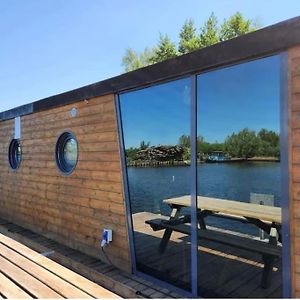 A Nice Tiny House On The Water Lisserbroek Exterior photo