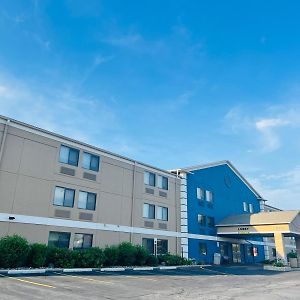 Americinn By Wyndham Glendale Milwaukee Whitefish Bay Exterior photo