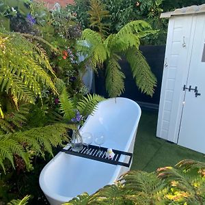 Mini Love Island Style Guest House With A Private 24 Hour Swimming Pool And Outdoor Bathtub Secretly Located In The Busy Suburbs Of Nottingham Exterior photo