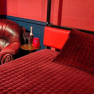 Red Room Liftmeup For Kinky Adventurous Couples Rochdale Exterior photo