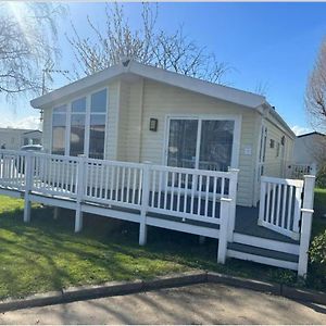 Luxury 2 Bedroom Lodge With Decking Little Clacton Exterior photo