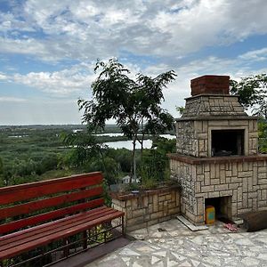 Casa Lui Neica Guest House Tulcea Exterior photo