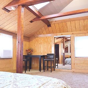 Spacious Room With Skylights & High Ceiling Franklin Park Exterior photo