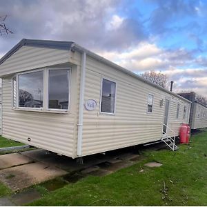 Lovely Caravan Located In An Amazing Holiday Park Villa Clacton-on-Sea Exterior photo