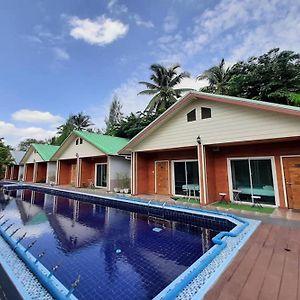 Phenwaree Amphawa Resort Samut Songkhram Exterior photo