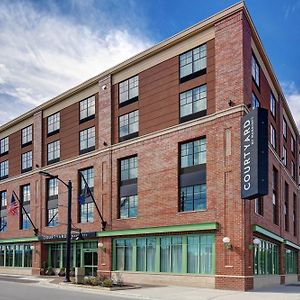 Courtyard By Marriott Manhattan Aggieville Exterior photo