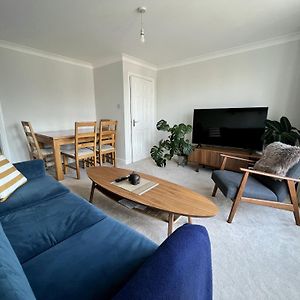 Central Wimbledon Apartment With Parking London Exterior photo