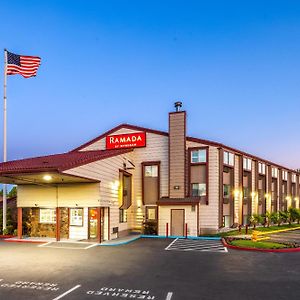 Ramada By Wyndham Medford Airport North Motel Exterior photo