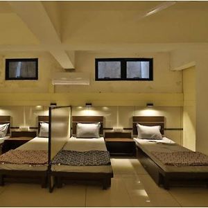 Night-Halt-Dormitory Hotel Ahmedabad Exterior photo