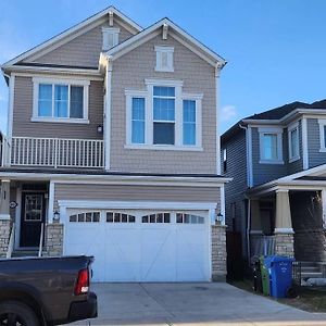 Cozy Home Near Calgary Airport Exterior photo