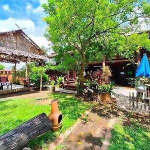 Charming Wooden Retreat With Lush Garden Villa Chiang Mai Exterior photo