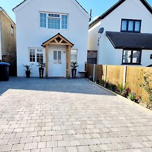 Detached House Work Holiday Relax Private Parking Nature 10Miles Away From Heathrow Airport Villa Addlestone Exterior photo