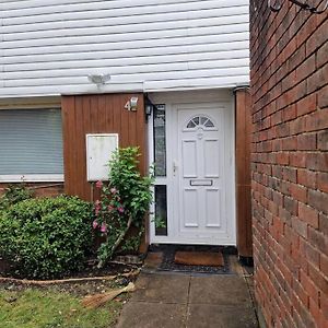 Cozy 4-Bedroom Family Getaway West Byfleet Exterior photo