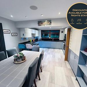 Carden Hill House - 4 Bedrooms - Sleeps 9 - Free Parking - Games Room - Ideal For Contractors, Families And Large Groups Brighton Exterior photo